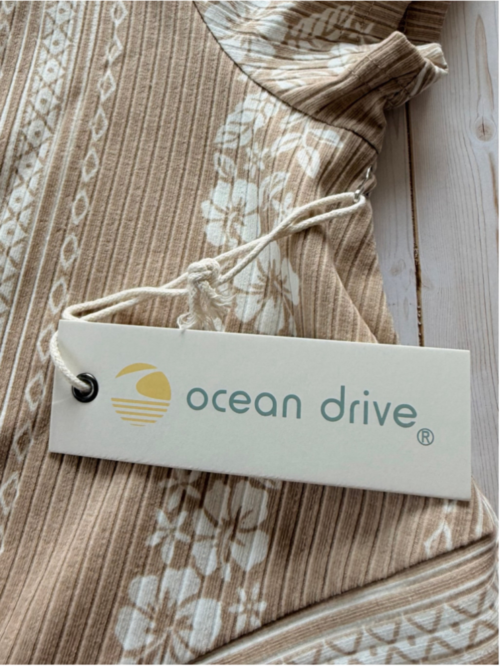 Ocean Drive High Tide Hibiscus Rib Knit Twist Front Tee in Sand Dune Size M NWT - Picture 7 of 9